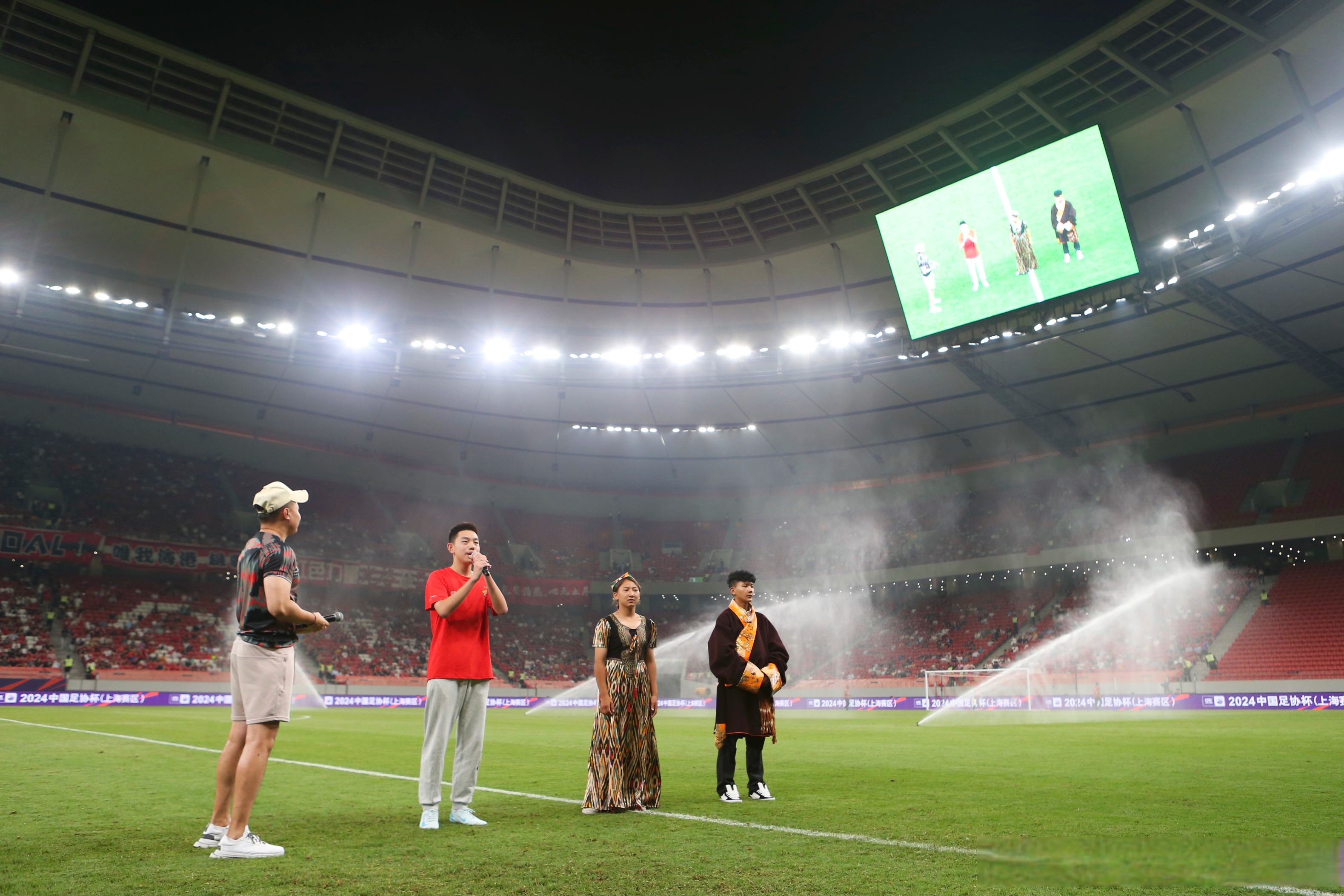 包含上海海港训练开放日，赛前调整名单引欢呼，NBA常规赛在即，心理建设被强调的词条