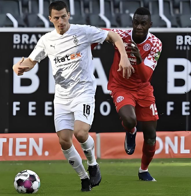 转会期体能课后，门兴格拉德巴赫绝杀压哨备战法甲，球迷炸锅，更衣室氛围转暖 