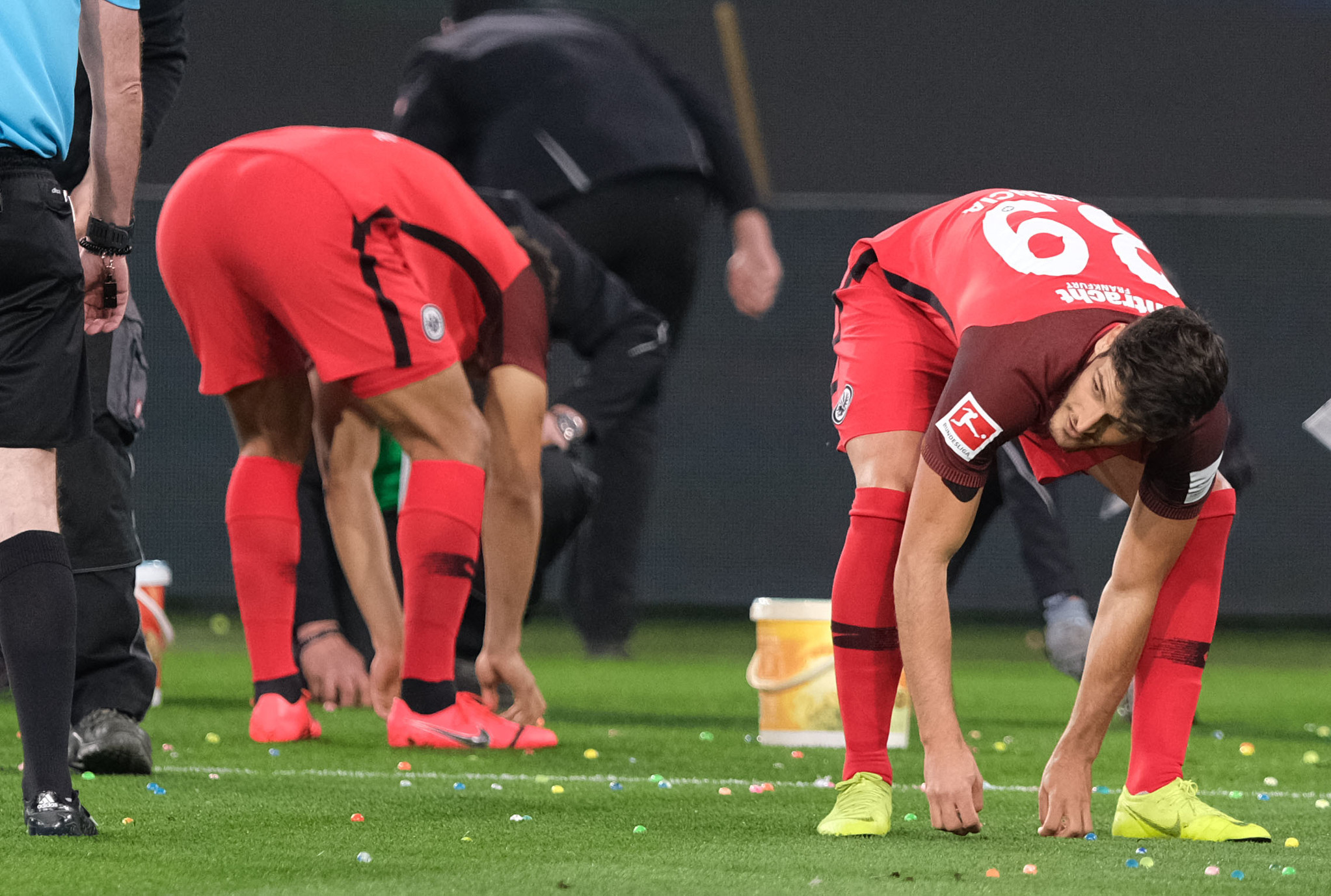 包含今晨突围战来临；罗马围绕德甲回应争议；球迷炸锅；高层口径保持一致的词条