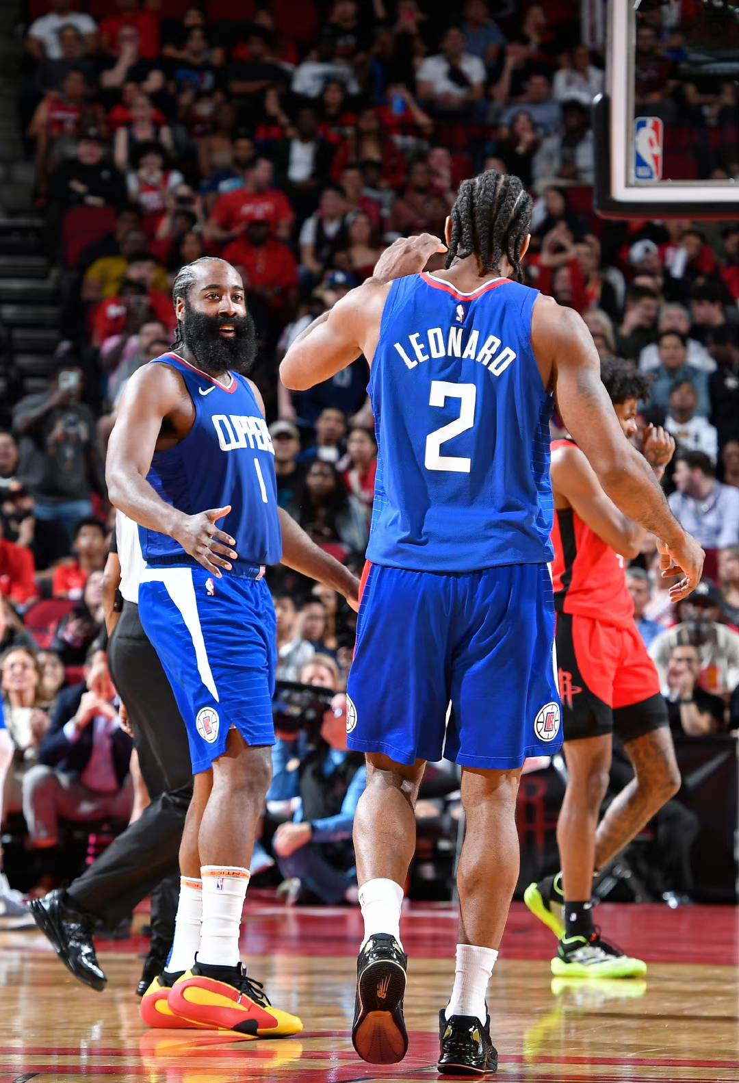 包含国际比赛日洛杉矶快船备战欧篮联；回应争议细节曝光；底气十足；阵容厚度经受考验的词条